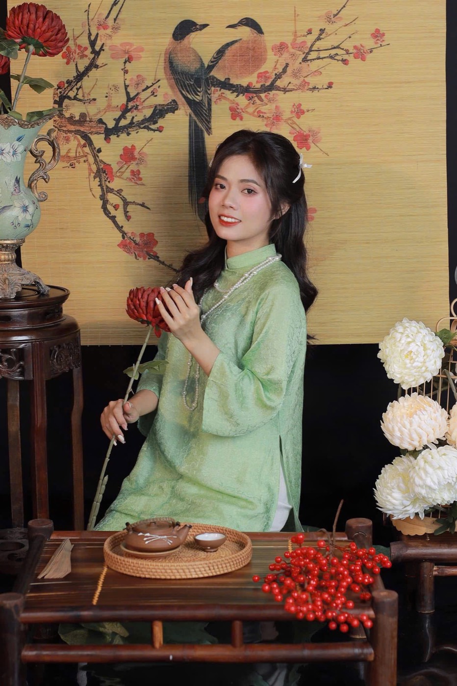 Khoảnh khắc bên bàn trà trong bộ ảnh cổ phục