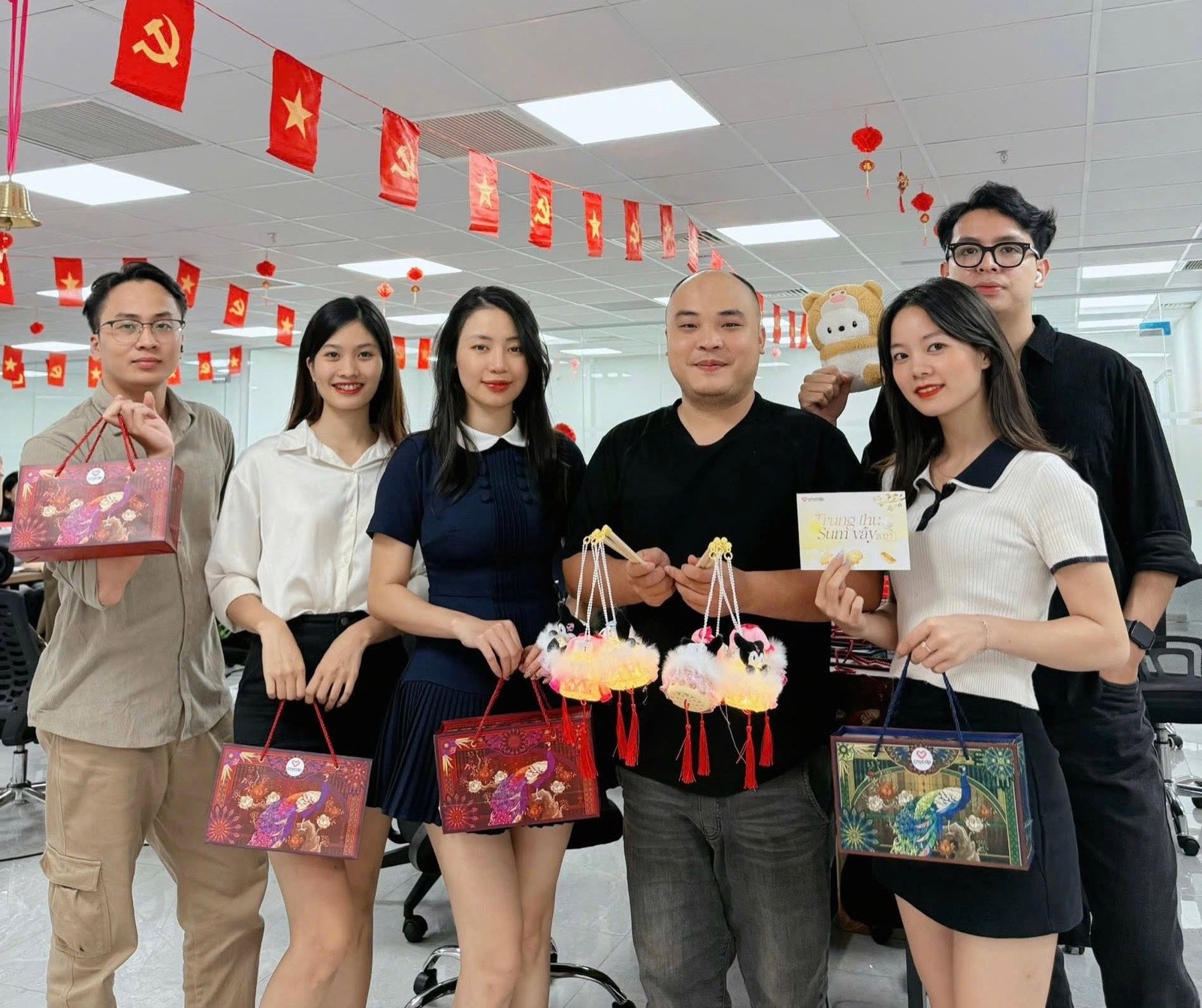 Trung thu sum vầy tại văn phòng CNV